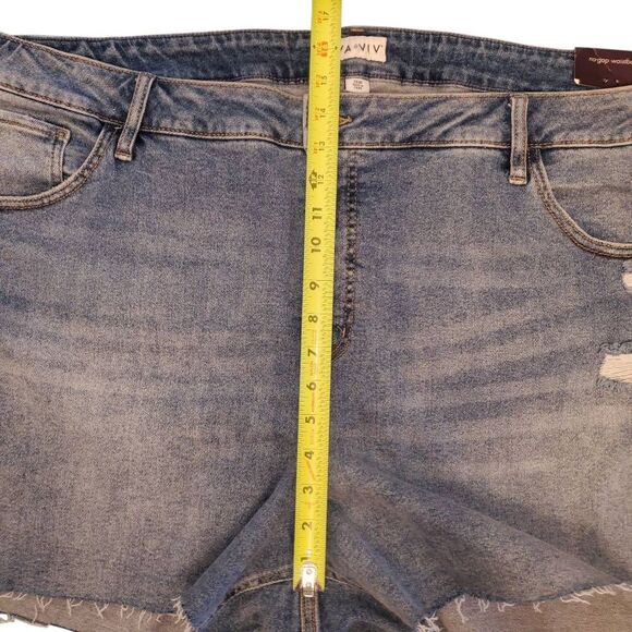 Ava & Viv Stretch High Rise Midi Distressed Raw Hem Jean Shorts Size 26. - Picture 8 of 8